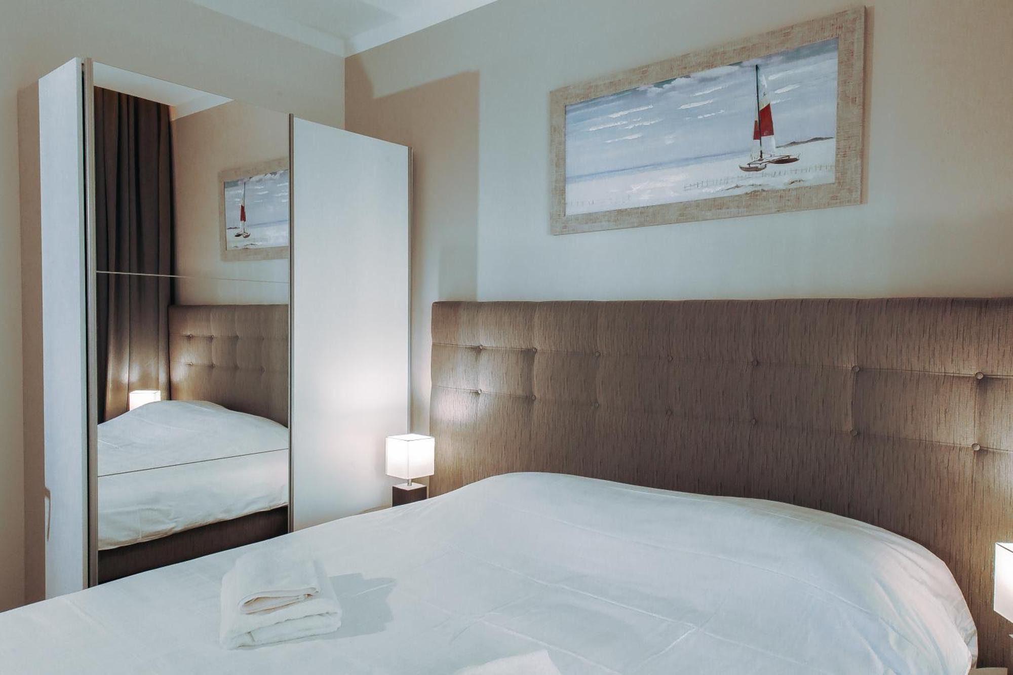 Merepargi Aparthotel & Cafe นาร์วา-โยเอซู ภายนอก รูปภาพ